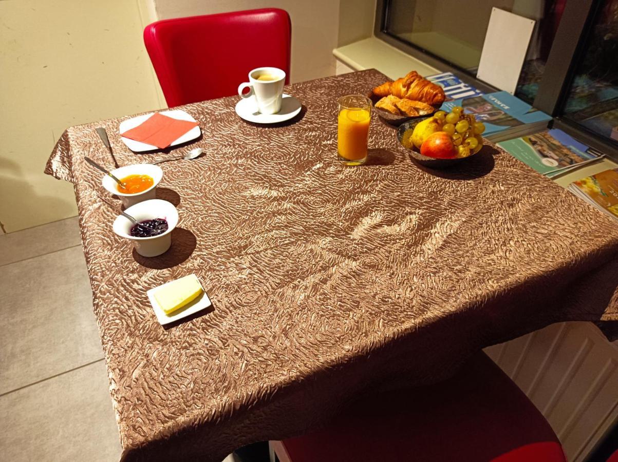 Les Pierres Folles Bed & Breakfast Rozier-en-Donzy ภายนอก รูปภาพ